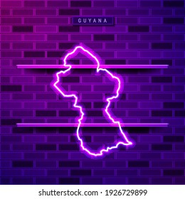 Mapa de Guyana con el signo de una lámpara de neón brillante. Ilustración vectorial realista. Placa de nombre de país. Muro de ladrillo morado, resplandor violeta, portaobjetos metálicos.
