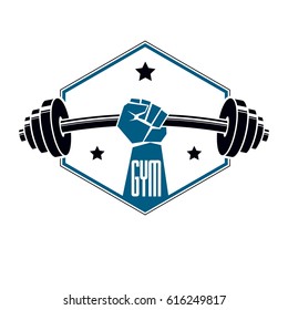 Logotipo del club deportivo de musculación y fitness, emblema vectorial retro o placa. Con puño de mano fuerte.