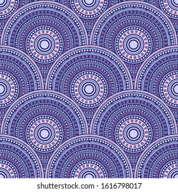 Mandala gitana gira en torno a un patrón sin fisuras. Motivos étnicos paisley repitiendo vieiras. El medallón étnico rumano da forma concéntrica sin fisuras.