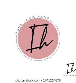  I H IH Escritura manuscrita inicial y logotipo de la firma.	
