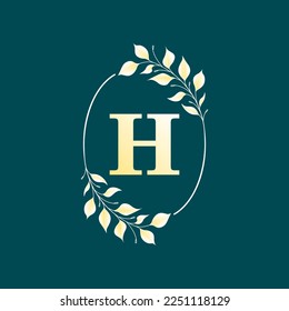 Letra H en elegante marco oval con hoja de oro. Ilustración aislada del vector.