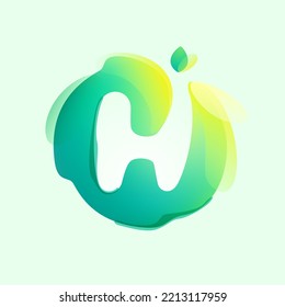 Logotipo de letra H en mancha de salpicadura de gradiente ecológico con hoja verde. Icono favorable para el entorno espacial negativo. emblema del efecto de ilusión. Perfecto para el arte agrícola, diseño de reciclaje de residuos, envasado saludable de alimentos