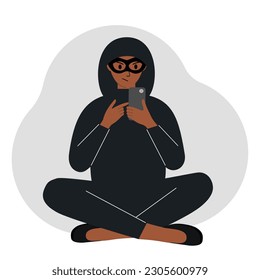 Hacker con una máscara negra con un teléfono móvil. El cibercriminal sostiene un smartphone. Ciberataque, phishing móvil, estafa. Ilustración plana del vector