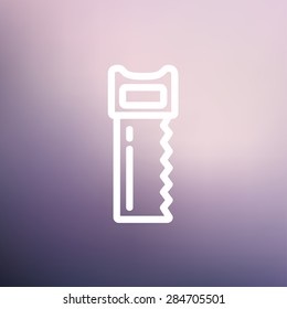 Línea delgada del icono de la sierra de Hacksaw para web y móvil, diseño moderno minimalista plano. Icono blanco vectorial en el fondo de malla gradiente.