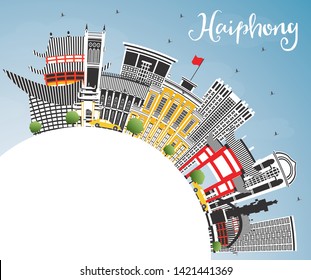 Línea aérea de Haiphong Vietnam City con edificios grises, cielo azul y espacio de copias. Ilustración vectorial. Concepto de viajes de negocios y turismo con arquitectura histórica. Paisaje urbano de Haiphong con puntos de referencia.