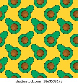 La mitad de aguacate, sin costura sobre fondo amarillo.