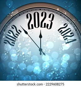 Medio reloj oculto que muestra 2023 con luces de bokeh azules y nieve. Espacio para texto.