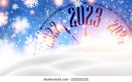 Medio reloj oculto que muestra 2023 sobre fondo azul con copos de nieve y deriva de nieve. Espacio para texto.