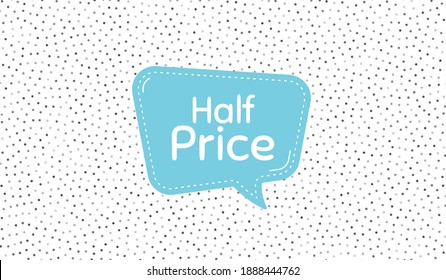 Precio medio. Burbuja azul del habla en el patrón de puntos de la polka. Oferta especial Cartel de venta. Símbolo de descuentos publicitarios. Globo de diálogo o pensamiento sobre fondo de punto de polka. Vector