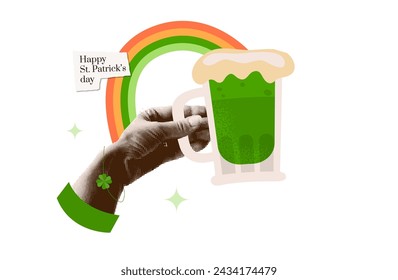 Collage de medios mixtos de medio tono con la mano sosteniendo la taza de cerveza con el arco iris sobre. Concepto de tarjeta de estilo de zine y2k aislado.