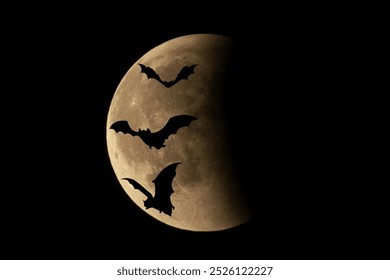 Fondo de Halloween con murciélagos volando en el cielo nocturno y luna llena. Fondo de Halloween con murciélagos voladores y luna llena. 