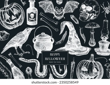 Antecedentes de Halloween en la pizarra. Ilustración vectorial dibujada a mano. Calaveras, huesos, calabaza, setas venenosas, serpientes, bocetos de gorros de brujas. Tarjeta de vacaciones de otoño. Invitación a la fiesta de Halloween