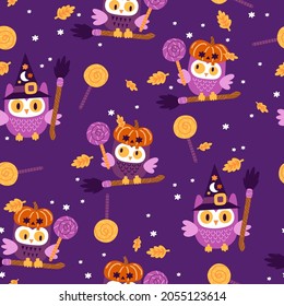 Los búhos de Halloween con un sombrero de bruja con escoba, luna, calabaza, estrellas groovy y otoño dejan un patrón sin fisuras. Diseño de niños de vacaciones para ropa, papel, cubierta, telas y celebración de la fiesta de Halloween