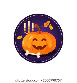 Diseño de etiqueta redonda de Halloween con calabaza sonriente tallada, hueso, hojas de otoño y candelabro detrás sobre fondo púrpura degradado.