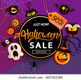 Pancarta de venta de Halloween con personajes aterradores sobre fondo geométrico.Calabaza de monstruo, murciélago, araña y fantasma invitan a comprar con grandes descuentos. Plantilla para web, afiche, volantes, anuncio,promociones.Vector.