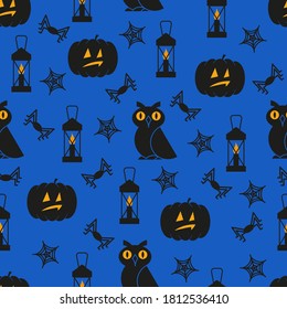 Halloween nahtloses Muster mit Pampkin, Eule, Laterne und Spinnenseiden auf dunkelblauem Hintergrund. Vektorgrafik