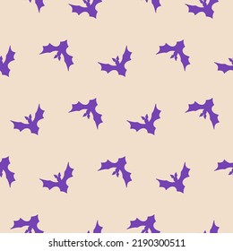 Patrón ininterrumpido de Halloween con siluetas de murciélago volador morado en un fondo beige