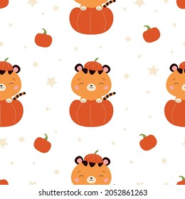 Patrón ininterrumpido de Halloween con tigre en calabaza sobre fondo blanco. Estrellas de doodle dibujadas a mano. Vacaciones de otoño. Caricatura del lindo personaje kawaii. Ilustración vectorial.