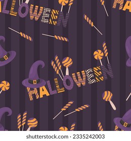 Patrón ininterrumpido de Halloween con sombrero de bruja y dulces lollipops de caramelo sobre fondo violeta a rayas. Ilustración vectorial para la recolección de niños, diseño de vacaciones, papel de pared, embalaje, textiles