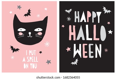 Halloween Vektorillustration Dekoration für kleine Kinder. Ich setze einen Zauberspruch auf dich. Handgezeichnete Illustration mit schwarzer Katze und fliegenden Fledermäusen einzeln auf rosafarbenem Hintergrund. Happy Halloween, handgeschrieben. 