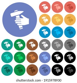 Iconos planos multicolores de martillo en la mano en fondos redondos. Se incluyeron variaciones de iconos blancos, claros y oscuros para efectos de estado activo y de movimiento, y tonos extra.