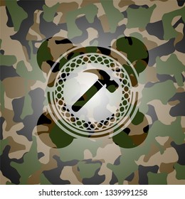 hammer icon inside camo texture