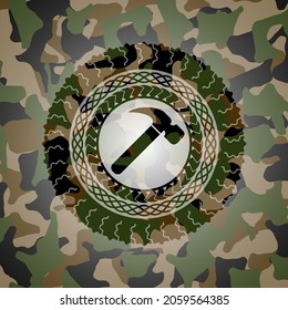 icono de martillo dentro del emblema camuflado. 