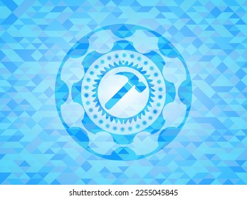 icono de martillo dentro del emblema de mosaico azul claro. 