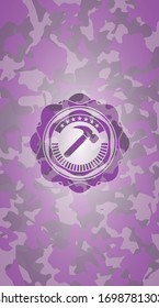 Icono de martillo dentro de la textura de camuflaje rosa y púrpura