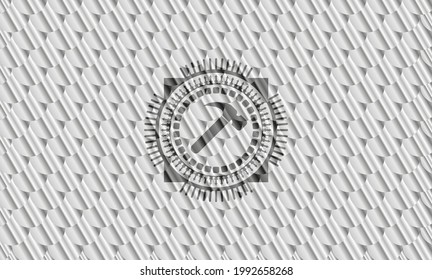 icono de martillo dentro del emblema plateado. Patrón de escalas. Ilustración vectorial. Detallado. 