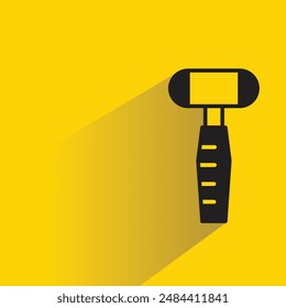 icono de martillo con sombra sobre fondo amarillo