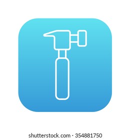 Icono de línea de martillo para web, móvil e infografía. Icono de blanco vector en el cuadrado de gradiente azul con esquinas redondeadas aisladas en fondo blanco.