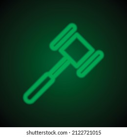 Icono martillo simple. Diseño plano. Neón verde sobre fondo negro con luz verde.ai
