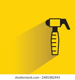 icono de herramienta de martillo con sombra sobre fondo amarillo