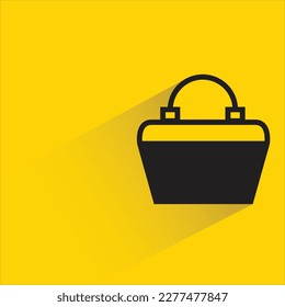 bolso de mano con sombra sobre fondo amarillo