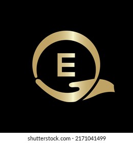 Plantilla De Logotipo De Cuidado De La Mano En La Letra E. Plantilla de vectores de diseño con logotipo E de letra creativa.
