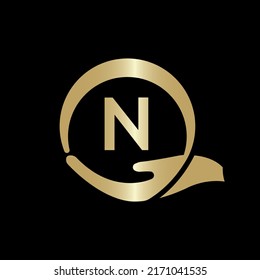 Plantilla De Logotipo De Cuidado De La Mano En La Letra N. Plantilla de vectores de diseño con logotipo N de carta creativa.