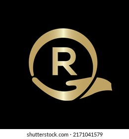 Plantilla De Logotipo De Cuidado De La Mano En La Letra R. Plantilla de vectores de diseño con logotipo R de carta creativa.