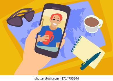 Mano con celular y mapa mundial y gafas de sol en el fondo. Conversando con amigos o familiares en línea. Encuentro virtual, videoconferencia. Ilustración dibujada a mano de estilo plano vectorial. Distancia social.