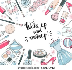 Fondo cosmético de Vector dibujado a mano, marco redondo. Herramientas y productos cosméticos, perfume, lápiz labial, sombra de ojos, brillo labial, esmalte de uñas, bolso, zapatos. Colores pastel. Letras, texto, despierta y maquíllate