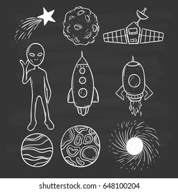 dibujo manual de objetos espaciales con agujero negro, cohete, alienígena y meteorito sobre fondo de pizarra