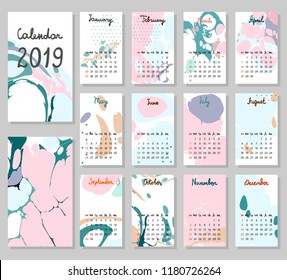 Calendario 2019 del vector de dibujo manual. Plantillas de pintura abstracta. La semana empieza el domingo.