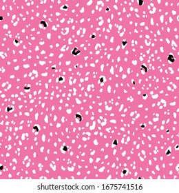 Fondo aislado del patrón vectorial de la piel repetitiva de leopardo de las manos dibujado en forma abstracta