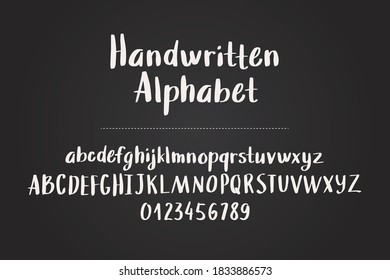 alphabet dessiné à la main, lettres et chiffres sur fond noir, illustration vectorielle