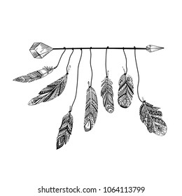 Flecha dibujada a mano con plumas con adornos boho. Ilustración vectorial de tinta. Arte simbólico mágico al estilo boho. 