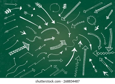 Iconos de flecha dibujados a mano en la pizarra de tiza verde. Ilustración vectorial