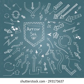Iconos de flecha dibujados a mano en la pizarra azul. Ilustración vectorial
