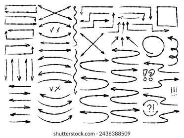 Paquete de signo de flecha dibujado a mano apuntando en varias direcciones y formas. Tiza garabatos de carretera o pinceladas de grunge en papel transparente. Icono de mover líneas cruzadas de lápiz.