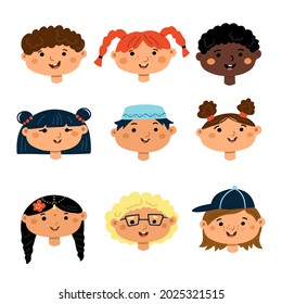 Handgezeichneter Avatar-Satz lächelnder Kinder Gesichter mit unterschiedlichen Farben Haut und Haarstil einzeln auf Weiß . Sammlung von multiethnischen Kindern. Vektorflache Illustration. Design für Karte, Banner, Web 