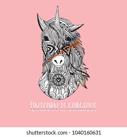 Dibujado a mano hermoso unicornio elegante con prisma de luz en su cara con eslogan unicornio es precioso, para la impresión de la camiseta y bordado y camiseta impresa